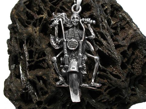 Skelett auf Motorrad als silberner Anhänger von Juwelier Harnisch, detailreich gestaltet mit Totenkopf und kunstvollen Elementen, ideal für Schmuckliebhaber.