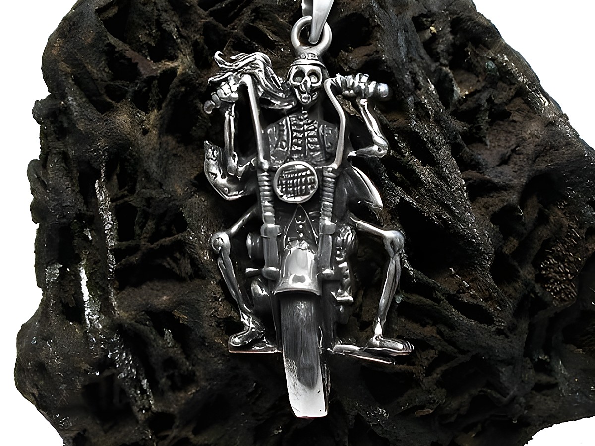 Skelett auf Motorrad als silberner Anhänger von Juwelier Harnisch, detailreich gestaltet mit Totenkopf und kunstvollen Elementen, ideal für Schmuckliebhaber.