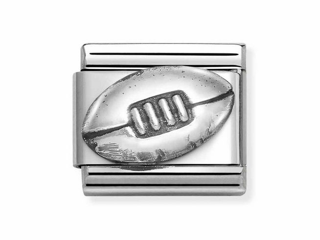 433010172-0 Ein moderner Rugbyball aus Sterling Silber und Edelstahl, elegant und glänzend, mit präzisen Details. Ein stilvolles Schmuckstück von Nomination, ideal für Rugby-Fans.