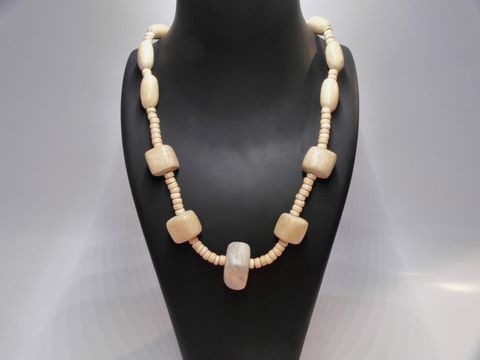 Holzkette Multiform 20 mm naturbraun 60 cm aus Holzschmuck von Juwelier Harnisch, in stilvollem Design mit abwechselnden Holz- und Perlenformen. Ideal für jeden Anlass.
