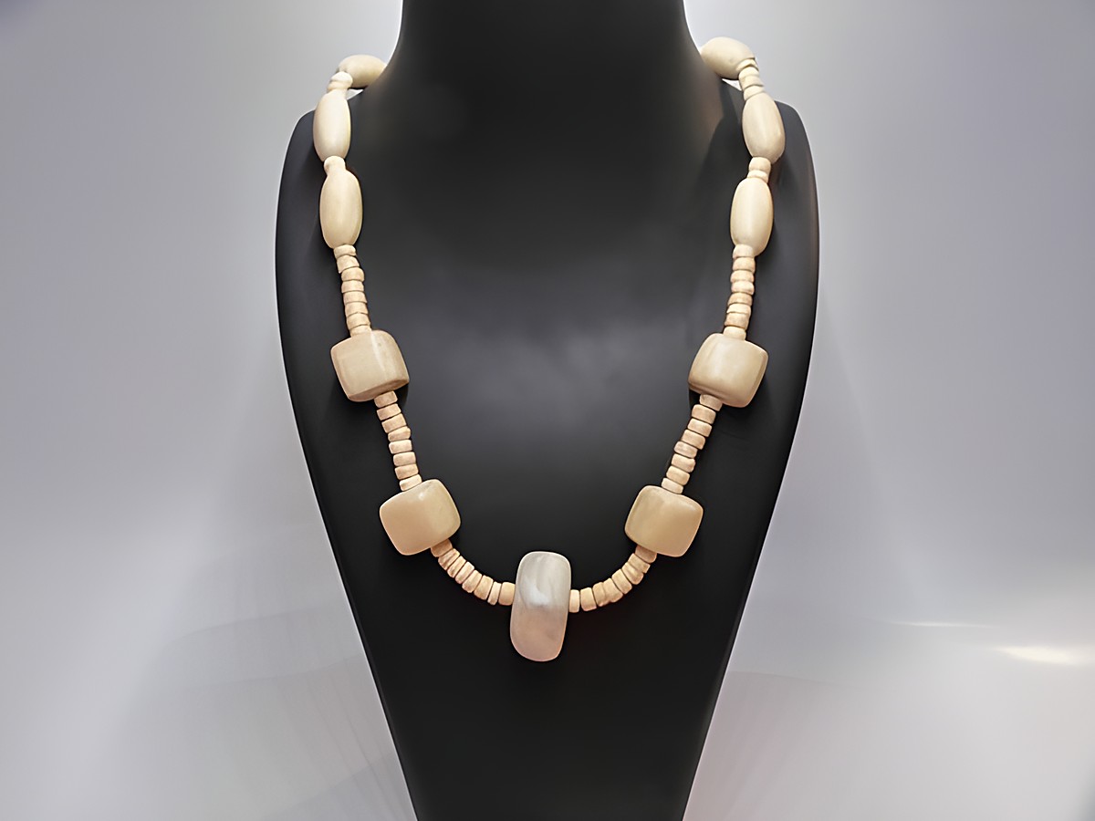 Holzkette Multiform 20 mm naturbraun 60 cm aus Holzschmuck von Juwelier Harnisch, in stilvollem Design mit abwechselnden Holz- und Perlenformen. Ideal für jeden Anlass.
