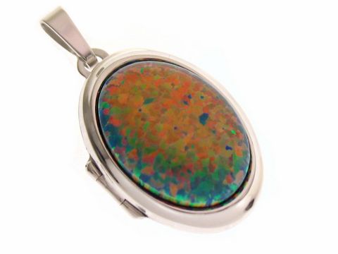 Bunt grober Opal im Medaillon aus rhodiniertem Sterling Silber, gefertigt vom Juwelier Harnisch. Der Anhänger zeigt lebendige Farbspiele und eine elegante ovalen Form.