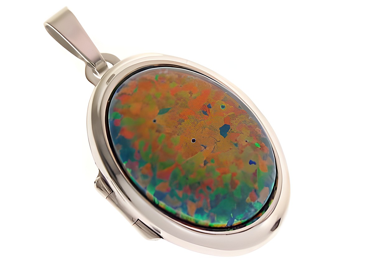 Bunt grober Opal im Medaillon aus rhodiniertem Sterling Silber, gefertigt vom Juwelier Harnisch. Der Anhänger zeigt lebendige Farbspiele und eine elegante ovalen Form.
