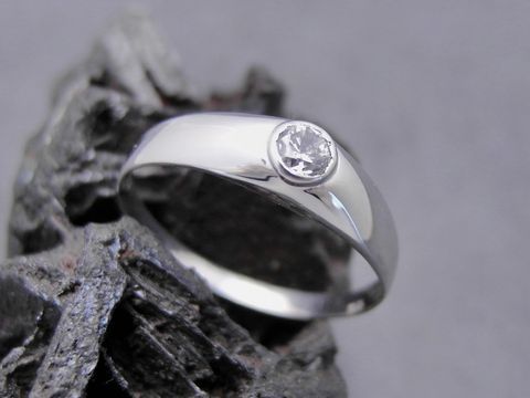 Ring aus Weißgold, schlicht und elegant, mit Zirkonia besetzt, Größe 61, vom Hersteller Juwelier Harnisch, ideal für Sie oder als Geschenk.