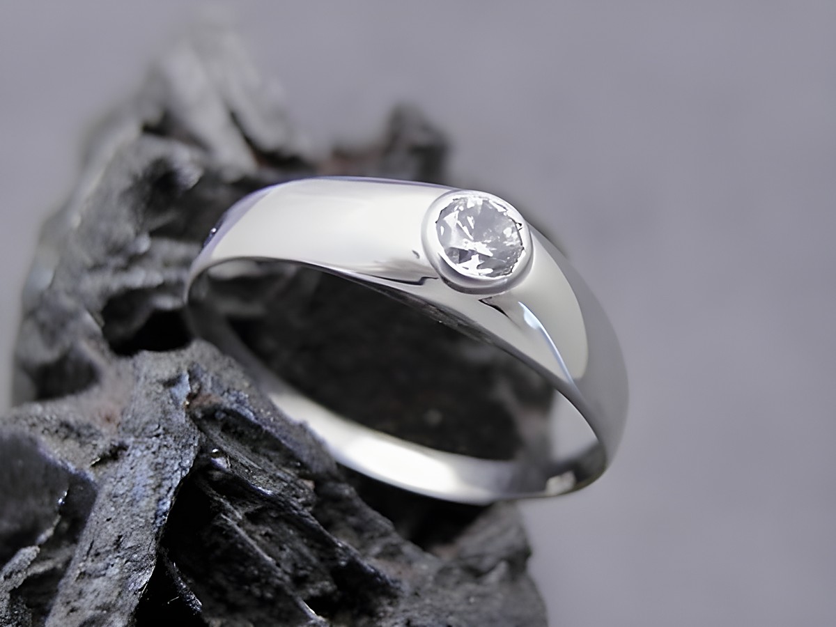 Ring aus Weißgold, schlicht und elegant, mit Zirkonia besetzt, Größe 61, vom Hersteller Juwelier Harnisch, ideal für Sie oder als Geschenk.