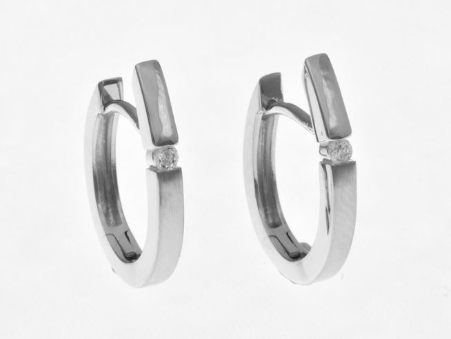 Edelste Creolen aus rhodiniertem Sterling Silber mit Zirkonia im 2,1 mm Format, Durchmesser 1,7 cm, Hersteller Juwelier Harnisch, elegantes Design bis 25 mm Höhe.