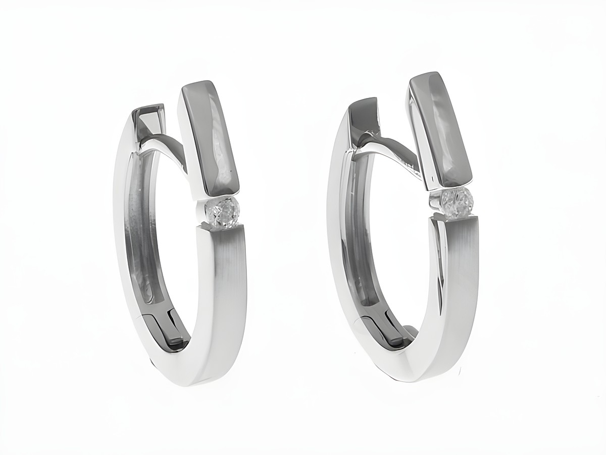 Edelste Creolen aus rhodiniertem Sterling Silber mit Zirkonia im 2,1 mm Format, Durchmesser 1,7 cm, Hersteller Juwelier Harnisch, elegantes Design bis 25 mm Höhe.