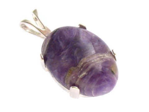 Sterling Silber Anhänger mit einem ovalen Charoit Cabochon in lila Farben, elegant gefasst mit vier Halterungen, ideal für Schmuckliebhaber.