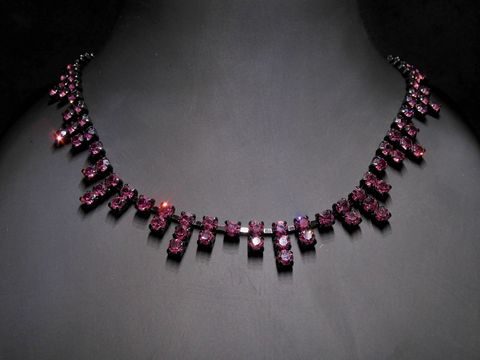 Edelstein Strass Kette in lila mit schwarzer Fassung, Länge 41-45 cm, Hersteller Juwelier Harnisch, kunstvoll angeordneter Strassschmuck für eleganten Stil.