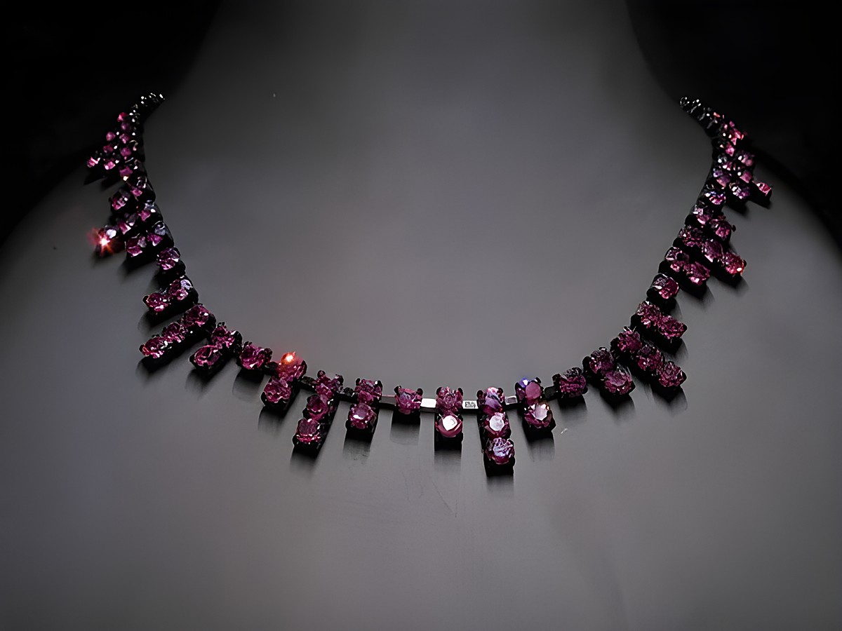 Edelstein Strass Kette in lila mit schwarzer Fassung, Länge 41-45 cm, Hersteller Juwelier Harnisch, kunstvoll angeordneter Strassschmuck für eleganten Stil.