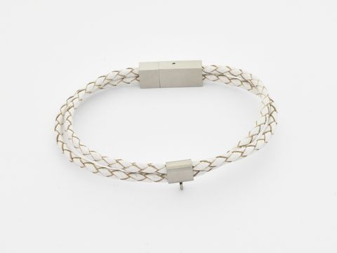Leder Armband 2 fach geflochten in cremeweiß mit einer Länge von 20 cm, Hersteller Juwelier Harnisch, ideal für stilvolle Akzente.