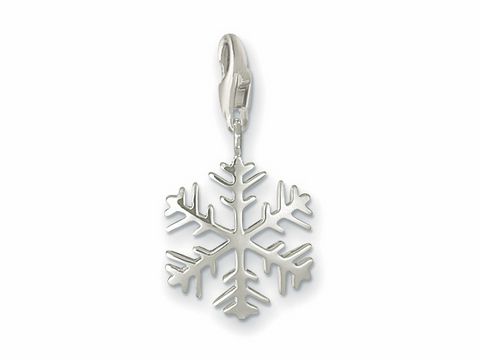 Thomas Sabo Charms Anhänger in Form einer eisblumenartigen Schneeflocke aus Silber, glänzende Oberfläche, mit praktischem Karabinerverschluss, ideal für individuelle Armbänder und Ketten.