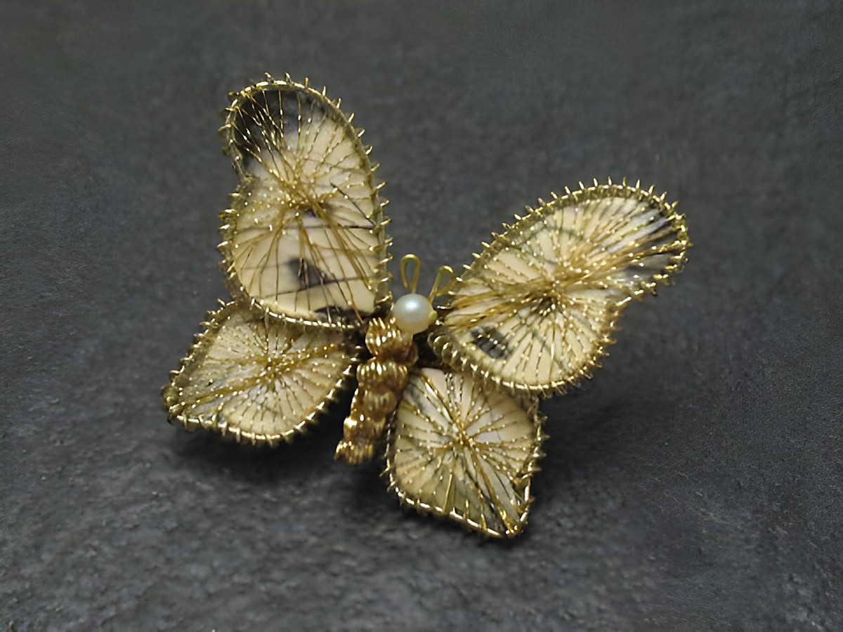 Filigrane Brosche Handarbeit 30x34 mm im Schmetterlingsdesign, hergestellt von Juwelier Harnisch, idealer Modeschmuck für eleganten Schmuckliebhaber.