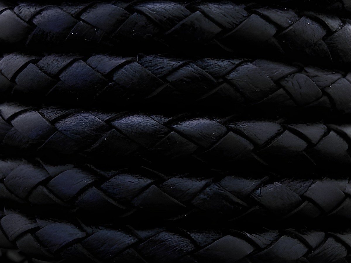 Leder geflochten in Schwarz mit einer Länge von 24 cm und einer Breite von 6 mm, ausgestattet mit einem Edelstahl Bajonett, Hersteller Juwelier Harnisch.