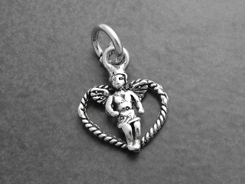 Kleiner Engel im Herz aus Sterling Silber, Hersteller Juwelier Harnisch, filigran gestalteter Anhänger mit einem Engel in einem Herzrahmen. Perfekt als Schmuckstück für besondere Anlässe.