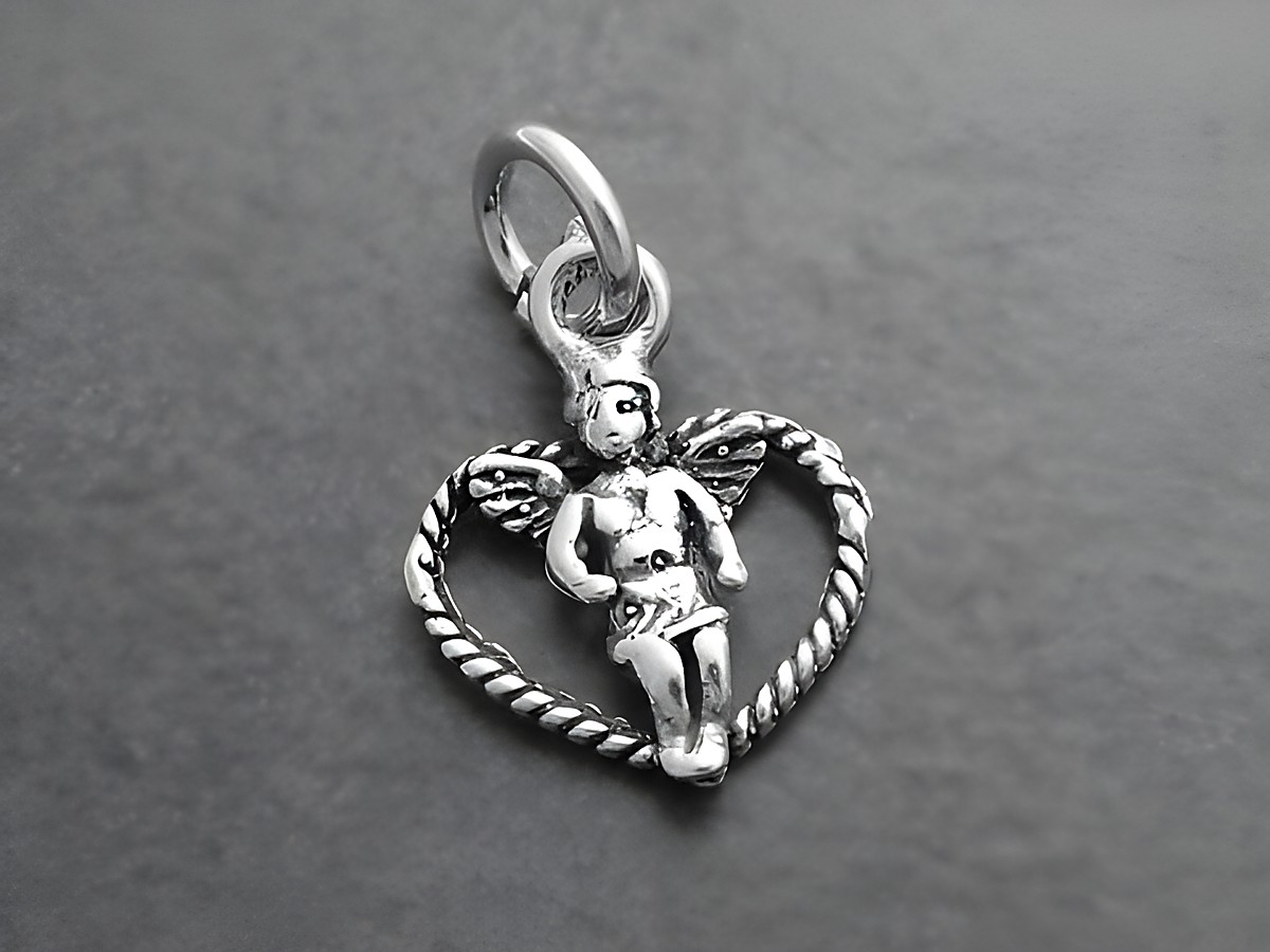 Kleiner Engel im Herz aus Sterling Silber, Hersteller Juwelier Harnisch, filigran gestalteter Anhänger mit einem Engel in einem Herzrahmen. Perfekt als Schmuckstück für besondere Anlässe.