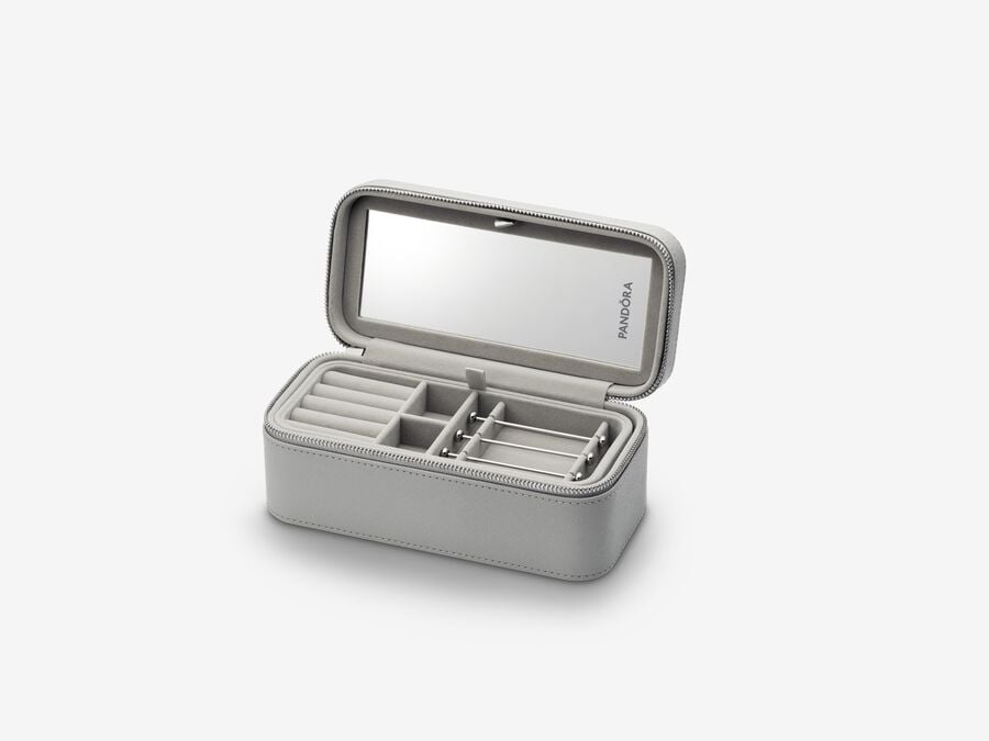 Graue Schmuckbox von Pandora mit den Maßen 20 x 10 x 8,5 cm, ausgestattet mit Fächern und einem Spiegel, ideal zur Aufbewahrung von Schmuckstücken.