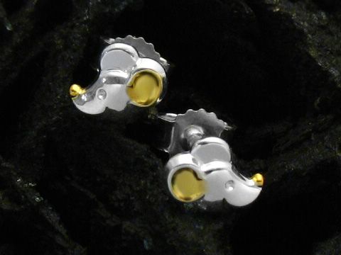 Bicolor Sterling Silber Ohrstecker in Maus-Design von Juwelier Harnisch für Kinder, mit einem gelben Akzent und glänzender Oberfläche, ideal für kleine Ohren.