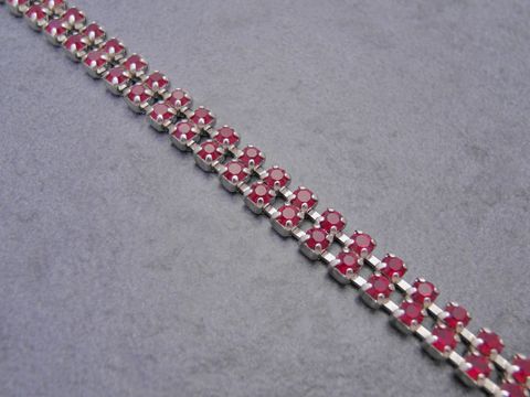 Strass Armband verführerisch in rubinrot, gefertigt aus hochwertigem Strassschmuck, Größe 19,5-21,5 cm, Hersteller Juwelier Harnisch, ideal für elegante Anlässe.