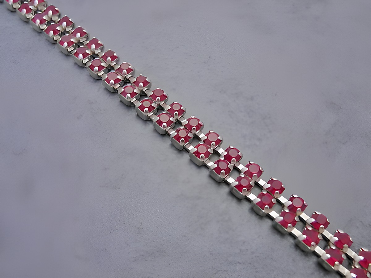 Strass Armband verführerisch in rubinrot, gefertigt aus hochwertigem Strassschmuck, Größe 19,5-21,5 cm, Hersteller Juwelier Harnisch, ideal für elegante Anlässe.