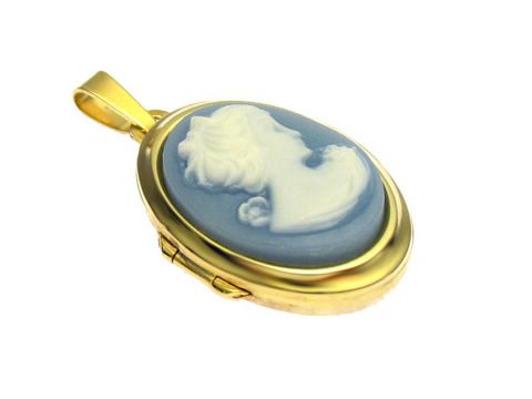 Gemme Medaillon Cabochon babyblau Weißgold 585 des Herstellers Juwelier Harnisch mit einer kunstvoll geschnitzten Gemme in Form eines Profilporträts.
