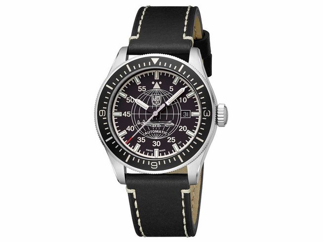 Luminox XA.9601 CONSTELLATION AUTOMATIC 9600 SERIES Uhr mit schwarzem Zifferblatt und silbernem Edelstahlgehäuse, kombiniert mit schwarzem Lederarmband und weißen Nähten.