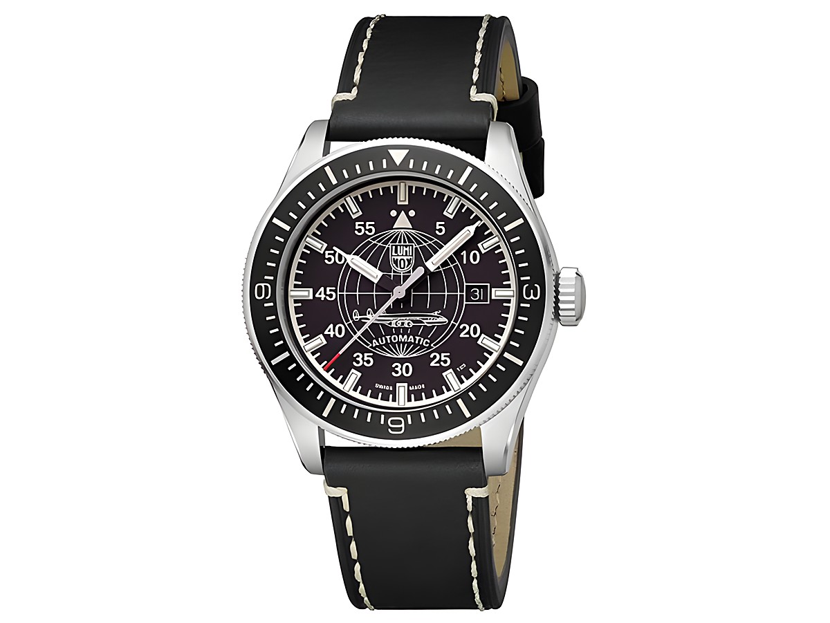 Luminox XA.9601 CONSTELLATION AUTOMATIC 9600 SERIES Uhr mit schwarzem Zifferblatt und silbernem Edelstahlgehäuse, kombiniert mit schwarzem Lederarmband und weißen Nähten.