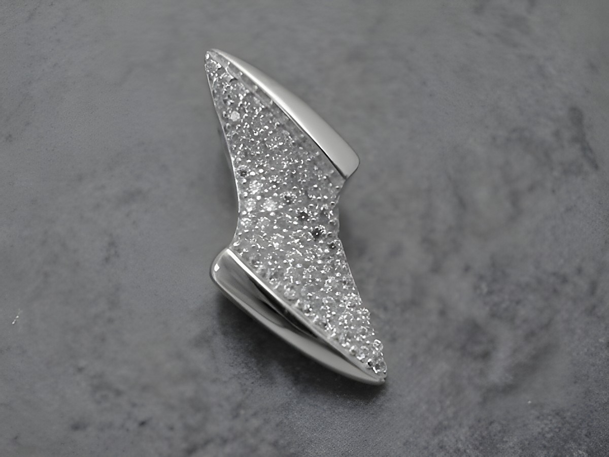 Edler Anhänger Blitz aus Sterling Silber, eindrucksvoll besetzt mit weißen Zirkonia, von Juwelier Harnisch, inspiriert von Sonne Mond Sterne.