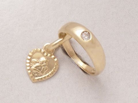 69883-0 Taufring aus Gold 333 mit Zirkonia und einem Herzanhänger, der einen Schutzengel darstellt, inkl. Gravur, Hersteller Juwelier Harnisch, ideal als Geschenk zur Taufe.