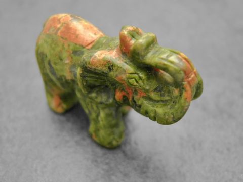 Ein plastischer Elefant aus grün-braunem Achat stehend als Steinfigur, Hersteller Juwelier Harnisch, dient als Glücksbringer. Ideal für Sammler und als Geschenk.