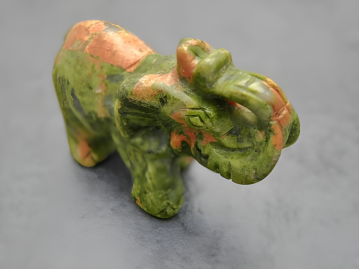 Ein plastischer Elefant aus grün-braunem Achat stehend als Steinfigur, Hersteller Juwelier Harnisch, dient als Glücksbringer. Ideal für Sammler und als Geschenk.