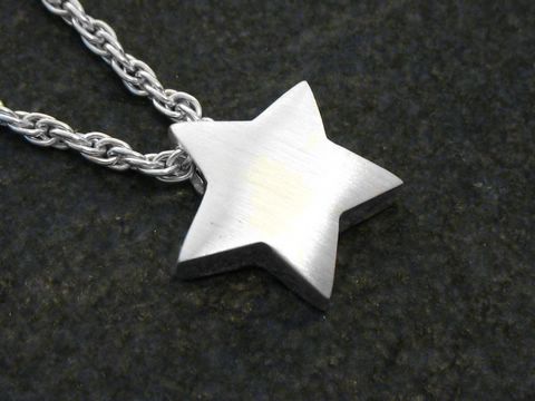 Sternanhänger aus Sterling Silber, mattiert, an einer geschmackvollen Kette, ideal für jeden Anlass, hergestellt von Juwelier Harnisch, inspiriert von Sonne, Mond und Sterne.