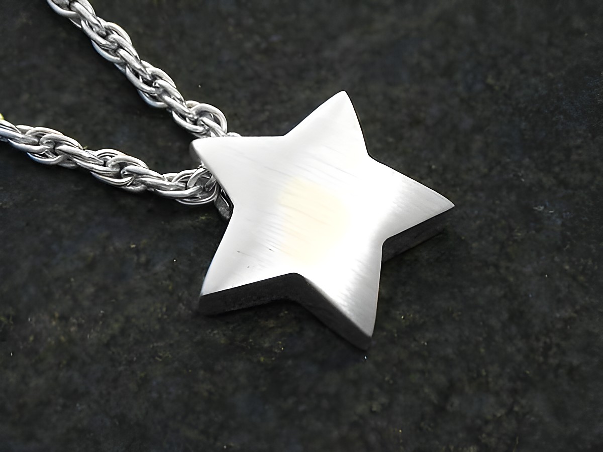 Sternanhänger aus Sterling Silber, mattiert, an einer geschmackvollen Kette, ideal für jeden Anlass, hergestellt von Juwelier Harnisch, inspiriert von Sonne, Mond und Sterne.