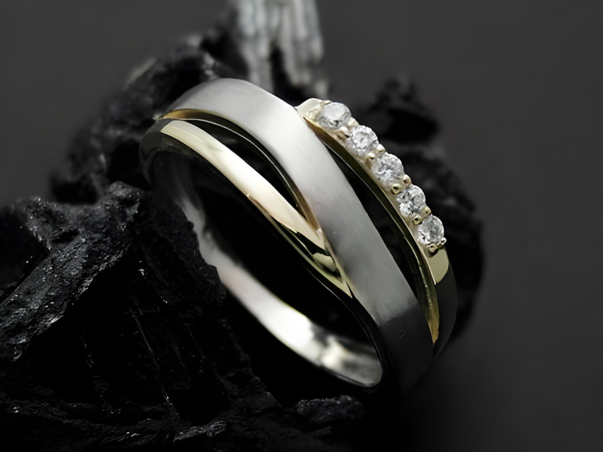 Silber Ring in Wellenform, bezaubernd und bicolor mit Zirkonia, Größe 56 von Juwelier Harnisch, bis Größe 56 / 17,8.
