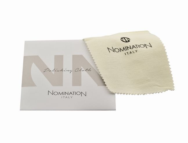 Poliertuch von Nomination in Weiß mit dem Logo Nomination Italy auf der Vorderseite, ideal für die Pflege von Schmuck und anderen glänzenden Oberflächen, verpackt in einer eleganten Box.