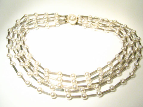 Fünfreihige Kette aus runden Perlen in Silber Grau, Hersteller Juwelier Harnisch, elegant und stilvoll für besondere Anlässe, verleiht jedem Outfit eine edle Note.