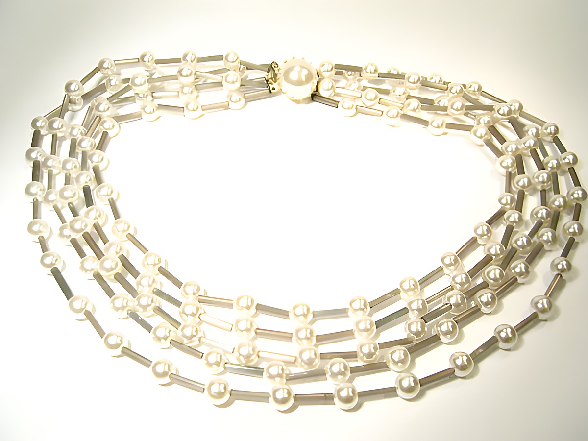 Fünfreihige Kette aus runden Perlen in Silber Grau, Hersteller Juwelier Harnisch, elegant und stilvoll für besondere Anlässe, verleiht jedem Outfit eine edle Note.