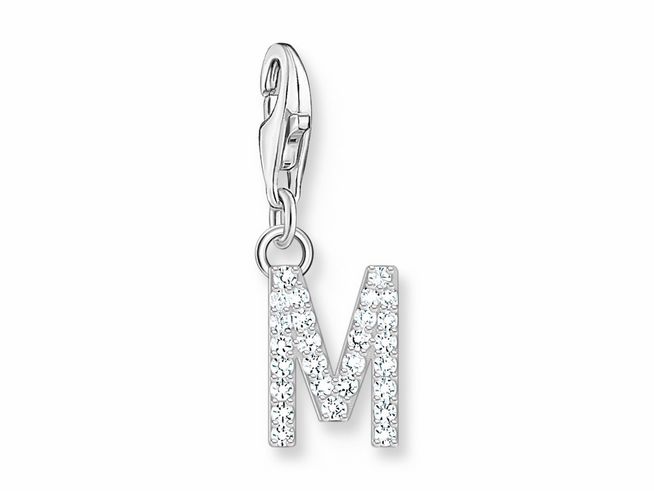 Funkelnder Thomas Sabo Charm-Anhänger in Silber mit Zirkonia, geformt als Buchstabe M, ideal zum Personalisieren von Schmuckstücken.