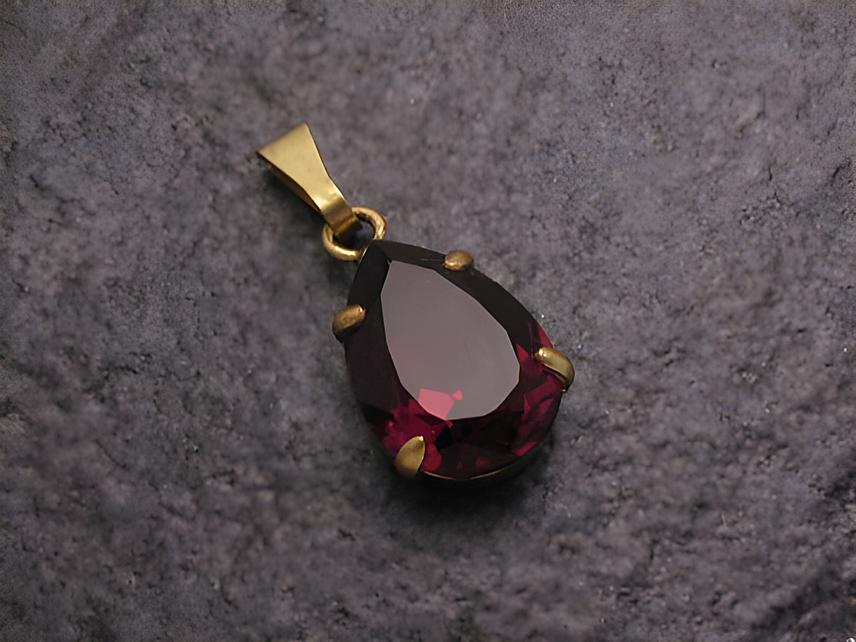 Roter Strass Anhänger im Tropfenformat mit goldfarbener Öse, ideal für einen sexy City Look, Hersteller Juwelier Harnisch, perfekt für vielfältige Anlässe.