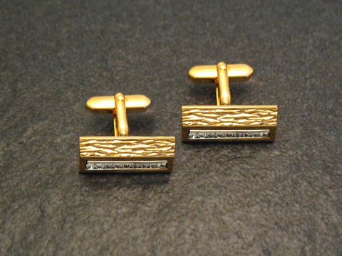 Vergoldete Manschettenknöpfe mit weißen Strass Steinen, Hersteller: Juwelier Harnisch, goldfarben, elegantes Design mit strukturiertem Muster. Ideal für besondere Anlässe.