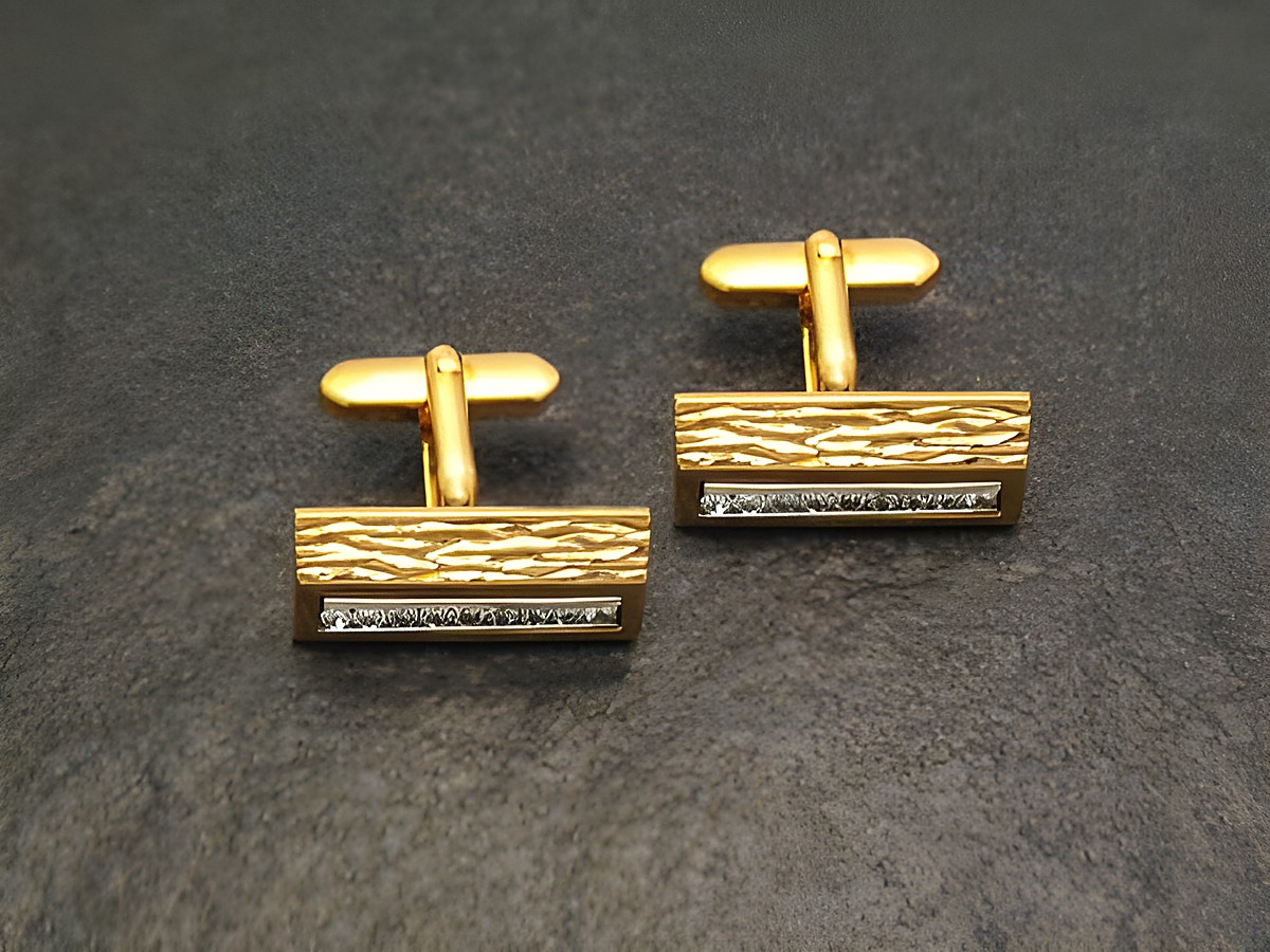 Vergoldete Manschettenknöpfe mit weißen Strass Steinen, Hersteller: Juwelier Harnisch, goldfarben, elegantes Design mit strukturiertem Muster. Ideal für besondere Anlässe.