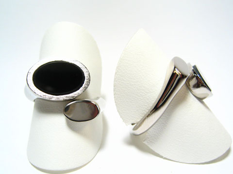 Silber Ring rhodiniert mit echtem schwarzen Onyx, vielseitig verstellbar, hergestellt von Juwelier Harnisch, elegante Designs auf einem weißen Untergrund präsentiert.