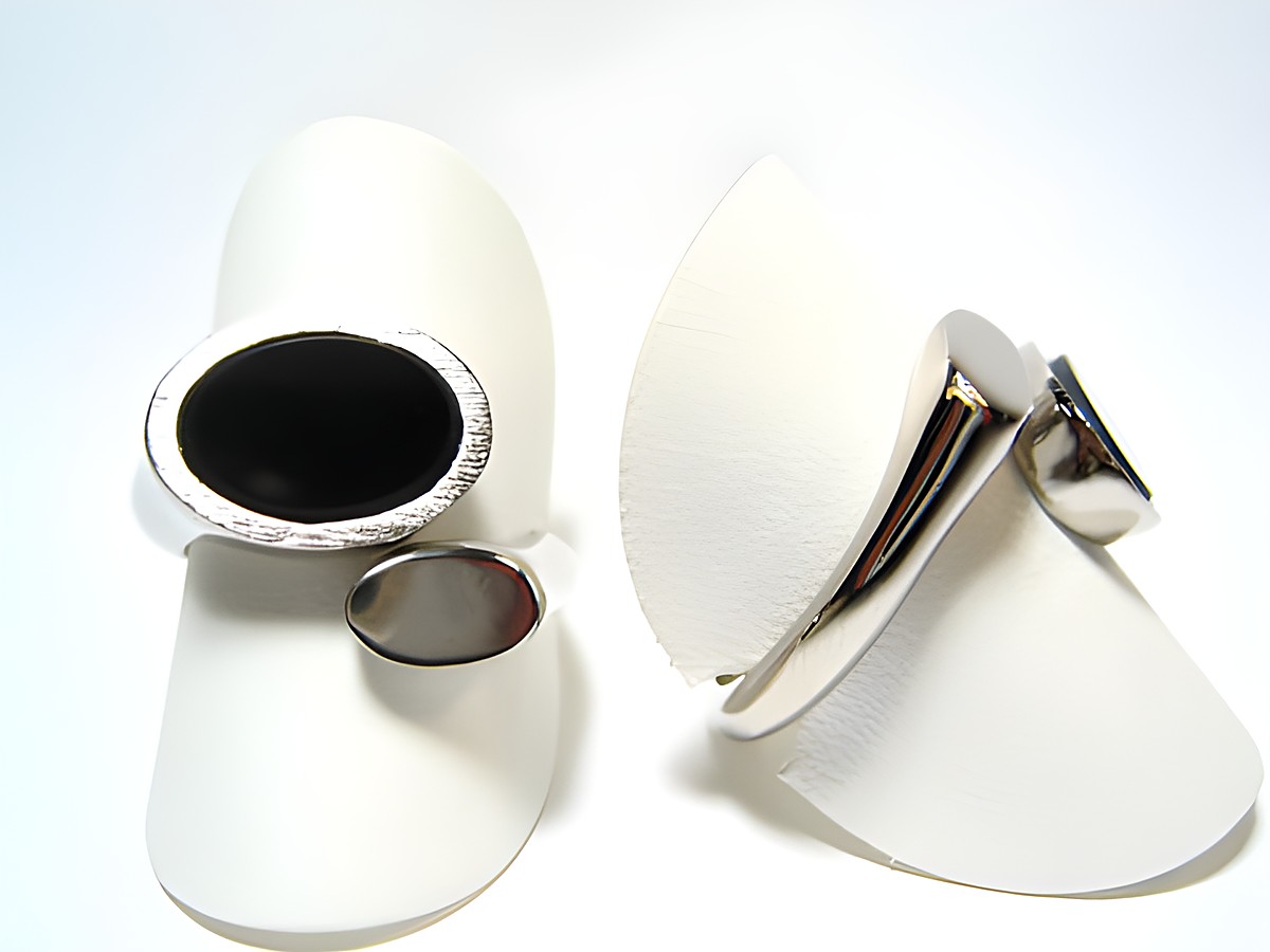 Silber Ring rhodiniert mit echtem schwarzen Onyx, vielseitig verstellbar, hergestellt von Juwelier Harnisch, elegante Designs auf einem weißen Untergrund präsentiert.