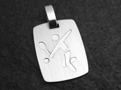 Silberner Anhänger mit einer stilisierten Tennisfigur, die einen Aufschlag ausführt, gefertigt von Juwelier Harnisch, ideal für Tennisliebhaber und als sportlicher Silberschmuck.