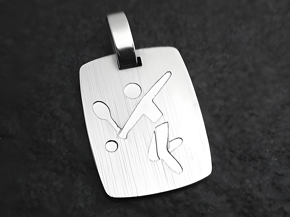 Silberner Anhänger mit einer stilisierten Tennisfigur, die einen Aufschlag ausführt, gefertigt von Juwelier Harnisch, ideal für Tennisliebhaber und als sportlicher Silberschmuck.