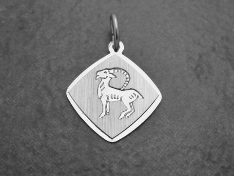 Sternzeichen Anhänger aus rhodiniertem Sterling Silber mit dem Motiv des Steinbocks, gestaltet von Juwelier Harnisch, elegant in diamantierter Form.