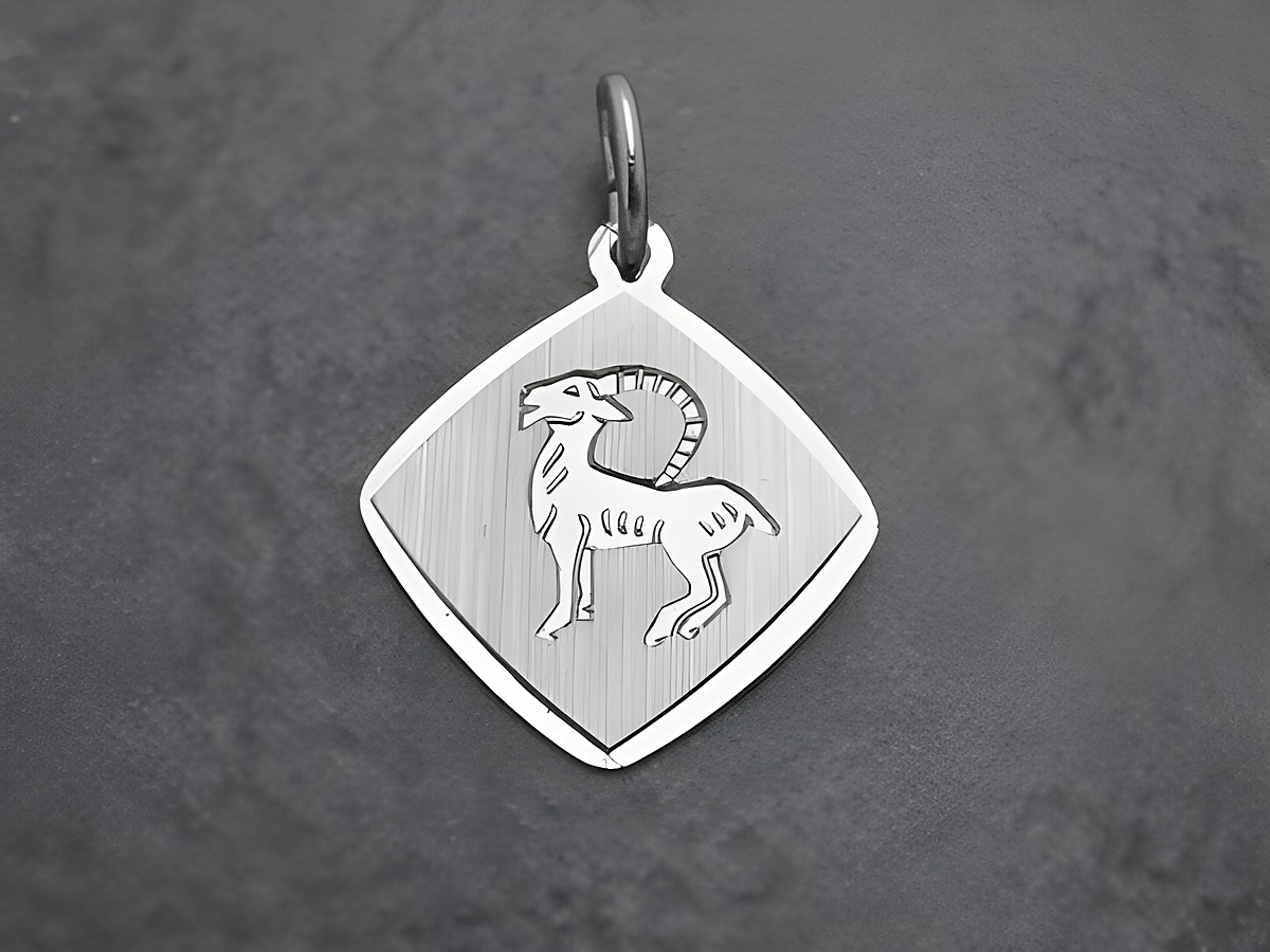 Sternzeichen Anhänger aus rhodiniertem Sterling Silber mit dem Motiv des Steinbocks, gestaltet von Juwelier Harnisch, elegant in diamantierter Form.