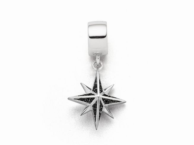 Sterling Silber Charm in Form einer Kompassrose mit Lavasand-Einsatz, glänzende Oberfläche, ideal für Schmuckliebhaber und als modisches Accessoire.