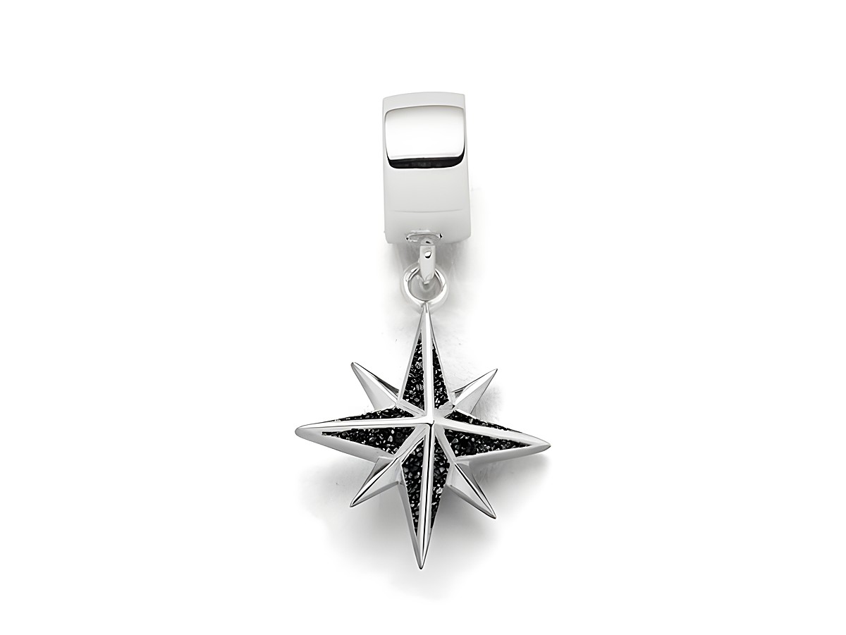 Sterling Silber Charm in Form einer Kompassrose mit Lavasand-Einsatz, glänzende Oberfläche, ideal für Schmuckliebhaber und als modisches Accessoire.