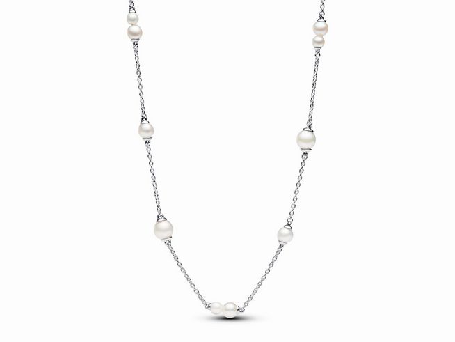 Zuchtperle Halskette von Pandora in Silber mit einem eleganten Steinmix in Weiß, 45 cm lang, verleiht jedem Outfit einen Hauch von Klasse und Stil.